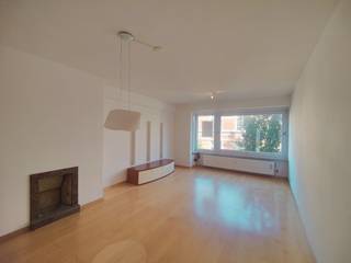 Op zoek naar een ruim en comfortabel appartement op een centrale ligging? Dit appartement, gelegen in de Rogierlaan 23 te Oostende, biedt met zijn totale oppervlakte van ca. 100 m² alle ruimte om aangenaam te wonen.<br /><br />Bij het binnenkomen word je verwelkomd in een ruime inkomhal met ingebouwde kasten, die zorgt voor extra opbergruimte. De ruime woonkamer biedt tal van mogelijkheden om een gezellige leefruimte te creëren. Daarnaast beschikt het appartement over een afzonderlijke, volledig ingerichte keuken. Via de nachthal bereik je de twee slaapkamers, de badkamer met douche en het afzonderlijke toilet.<br /><br />Een extra troef is het kleine terrasje achteraan, waar je even kunt genieten van een rustig moment in de buitenlucht. Bovendien beschik je over een privatieve kelder op niveau -1, ideaal voor extra bergruimte. Het gebouw is voorzien van een lift voor extra comfort.<br /><br />Dankzij de centrale ligging in Oostende bevinden winkels, horeca en andere voorzieningen zich op korte afstand. Het appartement is onmiddellijk beschikbaar en vormt een interessante woonopportuniteit voor wie op zoek is naar ruimte en comfort in het centrum van de stad.<br /><br />Ben je geïnteresseerd in dit pand te huur in Oostende? Ga naar de website www.dermul.be, klik op het pand dat je wenst te huren. Via de knop "ik heb interesse" vragen we u kort een profiel in te vullen. Daarna nemen we contact op voor een bezoek. Telefonisch kunnen er geen afspraken gemaakt worden.