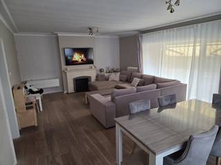 Een ruim appartement op de 2de verdieping (met lift) en bestaande uit inkomhal, 3 slaapkamers, apart toilet, vernieuwde keuken en badkamer en een ruime woonkamer. Een ruime garage gelijkvloers vooraan het gebouw is beschikbaar. Huurprijs: 850 €/maand +75 € syndic= 925 €/maand in totaal. Vrij vanaf 1 november eerstkomend. Bezoekaanvragen enkel per mail, niet telefonisch.
