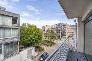 <ul>
<li>Deze woning is gelegen op de <strong>derde verdieping</strong> van een residentie in de Wellingtonstraat, op een <strong>uitstekende locatie</strong> vlak bij het centrum van Oostende.</li>
<li>Het strand, <strong>de Japanse Tuin,</strong> het Thermae Palace, winkels, openbaar vervoer en tal van voorzieningen bevinden zich op wandelafstand. Het appartement biedt maar liefst <strong>85 m² bewoonbare oppervlakte</strong>, veel lichtinval en terras.</li>
<li><u><strong>Indeling</strong></u>: ruime inkomhal, lichtrijke leefruimte met zit- en eetplaats en toegang tot het terras, ingerichte keuken, 2 ruime slaapkamers, badkamer en een praktische berging.</li>
<li><u><strong>Kenmerken</strong></u>: fietsenberging aanwezig, privatieve kelderberging aanwezig, <u><strong>meubels inbegrepen in de prijs!</strong></u></li>
</ul>
Ideaal als ruime vaste woonst aan zee, maar eveneens interessant als tweede verblijf dankzij de ligging en het wooncomfort.