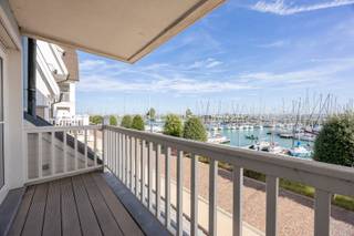 Langs de wandel- en fietspromenade aan de jachthaven, die Nieuwpoort-Bad met Nieuwpoort-Stad verbindt, bevindt zich dit doorloopappartement met drie slaapkamers in de recente en kleinschalige residentie Key Largo. Dankzij de drie zongerichte terrassen geniet u de hele dag door van zon en de unieke omgeving.<br /><br />Het appartement bevindt zich op de eerste verdieping en werd als volgt ingedeeld: <br />Inkom, afzonderlijk toilet, berging, volledig geïnstalleerde open keuken met keukeneiland uitgevend op de eetruimte en leefruimte, twee terrassen met zicht op de jachthaven, master bedroom met dressing en volledige badkamer ensuite, tweede slaapkamer met douchekamer, derde slaapkamer met badkamer en ruime dressing uitgevend op een zuidgericht terras.<br /><br />Mogelijkheid tot aankoop van een garage in het ondergronds complex (50.000 euro) en drie autostaanplaatsen (25.000 euro/staanplaats)<br /><br />Enkele troeven:<br />- Uniek zicht op de jachthaven <br />- Gunstig EPC A<br />- Maatwerk<br />- Op wandelafstand van horeca, winkels en grootwarenhuizen<br />- Instapklaar en goed onderhouden