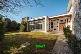 In het hart van Lichtervelde, op een centrale ligging langs de statige Astridlaan, bevindt zich deze karaktervolle doktersvilla. Deze...