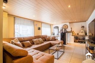 <p><strong>Ruime gezinswoning te koop in Krombeke</strong></p>
<p><strong>Over de woning</strong><br />In het centrum van Krombeke vind je deze ruime gezinswoning met grote tuin, ideaal voor wie ruimte, rust en dorpsleven wil combineren. De woning biedt veel potentieel om naar eigen smaak te renoveren zonder grote werken.</p>
<p><strong>Locatie en Omgeving</strong><br />Rustige ligging in het levendige dorpscentrum, op wandelafstand van winkels, scholen en openbaar vervoer.</p>
<p><strong>Indeling van de Woning</strong><br />Droge kelder.<br />Gelijkvloers: inkomhal, ruime leefruimte met pelletkachel, open keuken, wasruimte met douche, berging, apart toilet, veranda met pelletkachel en ruime garage.<br />Verdieping: nachthal, vier slaapkamers, badkamer met bubbelbad en toilet.<br />Buiten: bijgebouw, koterij, terras en tuin van ca. 177 m².</p>
<p><strong>Energiezuinigheid</strong><br />EPC-label F – renovatieverplichting van toepassing. Verwarming mogelijk via stookolie of pelletkachel.</p>
<p><strong>Troeven van deze woning</strong></p>
<ul><li>
<p>Centraal gelegen in Krombeke</p>
</li><li>
<p>Vier slaapkamers</p>
</li><li>
<p>Grote tuin en ruim terras</p>
</li><li>
<p>Veranda en ruime garage</p>
</li><li>
<p>Renovatiemogelijkheden naar eigen smaak</p>
</li></ul>