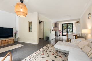 <p>Gezellige gesloten gezinswoning in Antwerpen, gelegen aan de Julius Vuylstekelaan, op korte afstand van winkels, scholen en openbaar vervoer.<br />Deze woning biedt drie volwaardige slaapkamers, met de mogelijkheid om eenvoudig een vierde slaapkamer of multifunctionele ruimte te creëren ideaal voor gezinnen, thuiswerkers of hobbyliefhebbers. Geniet van het comfort van een eigen garage én een ruime tuin, een combinatie die zowel praktisch als aangenaam is. Bovendien is er een ruim terras waar u in alle rust kunt ontspannen met een mooi uitzicht.</p>

<p> </p>

<p>Belangrijkste ruimtes:<br />• Woonkamer met aangename lichtinval<br />• Keuken voorzien van dampkap, oven en elektrische kookplaat<br />• Drie slaapkamers, met optie tot vierde<br />• Badkamer<br />• Garage<br />• Berging met aansluiting voor wasmachine en droogkast<br />• Tuin met tuinhuis<br />• Ruim terras</p>

<p> </p>

<p>Troeven:<br />• Mogelijkheid tot extra slaapkamer of multifunctionele ruimte<br />• Eigen garage en ruime tuin<br />• Groot terras met rustig uitzicht</p>

<p> </p>

<p>Neem vandaag nog contact op met uw ERA-makelaar voor een bezoek.<br />JOUW DROOMHUIS. ZO GEVONDEN!</p>