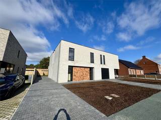 Bent u op zoek naar een woning die luxe, ruimte en modern wooncomfort naadloos combineert? Zoek niet verder!Wij presenteren met trots deze prachtige...