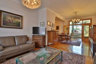 <p>IN OPTIE</p><p>Op zoek naar een ruime woning met renovatiepotentieel op een gegeerde locatie nabij Antwerpen? In Groenenhoek-Zuid in Berchem vindt u deze woning met 178 m² bewoonbare oppervlakte op een zuid-georiënteerd perceel van 173 m².</p><p>Met zijn ligging in Berchem is dit een bijzonder geliefde woonomgeving aan de rand van de Antwerpse binnenstad, waar een goede stedelijke bereikbaarheid samengaan met residentieel wonen en verrassend veel groen. Vanuit Groenenhoek zijn onder meer het Boekenbergpark & Te Boelaerpark vlot bereikbaar, die ruimte bieden voor ontspanning, wandelen en recreatie.<br />Station Antwerpen-Berchem, openbaar vervoer, winkels en scholen bevinden zich tevens in de nabije omgeving en ook de belangrijke uitvalswegen zijn vlot bereikbaar.</p><p>Op het gelijkvloers komt u binnen via de inkomhal. De ruime leefruimte in parket van circa 40 m² sluit aan op de keuken, voorzien van Miele-toestellen. Verder bevinden zich hier een praktische berging, een vestiairekast en een apart toilet.</p><p>De eerste verdieping telt momenteel 3 slaapkamers, een badkamer en een ruime tussenkamer van circa 23 m². Dankzij de beschikbare oppervlakte biedt deze verdieping mogelijkheden voor een doordachte herindeling, waarbij potentieel 4 slaapkamers gecreëerd kunnen worden.</p><p>Extra bergruimte is er ruimschoots dankzij de droge kelder van maar liefst 48 m² en een bijkomende kruipkelder.</p><p>De woning vraagt om een energetische renovatie en biedt daarmee de mogelijkheid om de ruimtes en afwerking naar eigen wensen vorm te geven.<br />Renovatieplicht is van toepassing.<br />Een asbestveilig attest is beschikbaar.</p><p>Troeven zijn de ruime bewoonbare oppervlakte van 178 m², de zuid-oriëntatie, het potentieel voor 4 slaapkamers en vooral de gegeerde ligging in Groenenhoek aan de rand van Antwerpen.</p><p>IN OPTIE</p><p>Makelaars, gelieve zich te onthouden.</p>