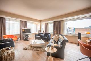 Ruim en instapklaar appartement met 2 slaapkamers gelegen in hart van Oostende op wandelafstand van winkels, horeca, openbaar vervoer, zeedijk, strand en duinen. Dit appartement heeft een bewoonbare oppervlakte van 112 m² en bevindt zich op de vijfde verdieping. Dankzij de gunstige ligging geniet u hier van een aangename lichtinval, optimale privacy, een open zicht en zijdelings zeezicht.<br /><br />Bij het betreden van het appartement komt u in de inkomhal met praktische berging. De ruime en lichtrijke woonkamer met eetplaats sluit aan op de volledig geïnstalleerde keuken, die bovendien toegang biedt tot een klein terras. Verder beschikt het appartement over twee volwaardige slaapkamers, een badkamer en een afzonderlijk toilet. Extra opbergruimte vindt u in de berging op de gemeenschappelijke gang.<br /><br />Het appartement werd recent gerenoveerd en is volledig instapklaar: parketvloer doorheen het appartement, een pelletkachel, ingemaakte kasten en recent geschilderd. De combinatie van ruimte, comfort, lichtinval en een uitstekende ligging maakt dit appartement bijzonder aantrekkelijk als vaste woonst of tweede verblijf aan zee.<br /><br />Bent u op zoek naar een ruim en instapklaar appartement op een toplocatie in Oostende? Dan is dit pand zeker een bezoek waard!<br /><br />Voor meer informatie of een bezoek ter plaatse contacteer Gaëlle op het nummer 0479 17 17 17.