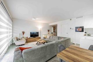 - Uitstekende ligging met vlotte verbinding: Menenstraat 116 bus 0001 in Wevelgem<br />- Recent (2019) en instapklaar appartement<br />- Energiezuinig: EPC label A (UC: 34041-G_2016_187/EP17200/A001/D01/SD003)<br />- Leefruimte met open keuken en berging<br />- Extra privéberging (kelder)<br />- 2 slaapkamers<br />- 2 terrassen (zuidgericht en noordgericht)<br />- Staanplaats in de ondergrondse garage<br />- Conforme elektriciteit<br />- Richtprijs: € 249.000<br />- Staanplaats: € 25.000