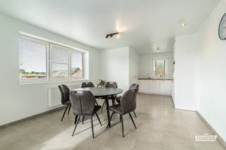 Dit recent (opgeleverd 2018) appartement met twee slaapkamers is ideaal gelegen tegenover scholen, winkels, openbaar vervoer én op wandelafstand van het centrum. Het appartement bevindt zich op de tweede verdieping en is toegankelijk via de lift of trap. Binnenkomen doet u in de hal, daar heeft u toegang tot twee slaapkamers, gastentoilet en badkamer met lavabo en inloopdouche. Via de hal loopt u door naar de lichtrijke woonkamer met overdekt en zonnig terras en aansluitend de moderne open keuken. Deze is voorzien van een inductiekookplaat, dampkap, elektrische oven en een spoelbak. Aansluitend de keuken is er een bergruimte die voorzien is voor wasmachine, droogkast en opbergruimte. Bij dit appartement hoort een inpandige autostaanplaats aangekocht te worden. <br /><br />