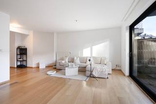 Are you looking for a ground floor apartment in a quiet neighborhood in Evere? Look no further, this ground floor apartment in a great location has everything you are looking for!<br /><br />Layout:<br />- Entrance hall<br />- Living room<br />- Kitchen<br />- Storage room<br />- Bathroom<br />- Separate toilet<br />- Bedroom<br /><br />Advantages:<br />- Large communal garden<br />- Large terrace<br />- Underground parking space included in the price<br />- Cellar/storage space included in the price<br />- The appartment is already rented out for now (perfect if you're looking for an investment)<br /><br />Are you curious about this apartment? To schedule a visit, please contact Mitch at mitch.goossens@albert.immo or on 0470/36 11 85.<br /><br />At Albert, you come home!