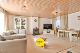 Welkom in deze gezellige gezinswoning, ideaal gelegen in de rustige en gegeerde buurt Don Bosco. Deze aangename omgeving staat bekend om haar rustige karakter en uitstekende bereikbaarheid. Winkels, scholen, openbaar vervoer en andere essentiële voorzieningen bevinden zich op korte afstand. Alle roerende goederen zijn inbegrepen in de aankoopprijs!<br /><br />Bij het betreden van de woning komt u terecht in een verzorgde inkomhal met gastentoilet. De lichtrijke leefruimte vormt het hart van de woning en biedt een warme sfeer voor gezellige familiemomenten. Aansluitend vindt u de volledig uitgeruste keuken, een fijne plek voor wie graag kookt en geniet van huiselijke gezelligheid.<br /><br />Op het gelijkvloers beschikt de woning bovendien over een praktische garage, ideaal voor het parkeren van uw wagen of als extra bergruimte.<br /><br />De eerste verdieping telt drie volwaardige slaapkamers en een moderne badkamer, uitgerust met een inloopdouche en lavabo. <br /><br />Buiten geniet u van een gezellig tuintje waar u in alle rust kan ontspannen en genieten van de namiddag- en avondzon.<br /><br />Warm geworden van deze woning?<br />Contacteer ons vandaag nog voor een bezoek of meer informatie.<br /><br />De vermelde prijs is een richtprijs. Elk bod, zowel hoger als lager dan deze prijs, wordt voorgelegd aan de eigenaar, die zich het recht voorbehoudt om dit te aanvaarden of te weigeren.<br /><br />Neem voorsprong met een vrijblijvende en gratis schatting van uw eigendom via:<br />www.residentievastgoed.be/gratisonlineschatten