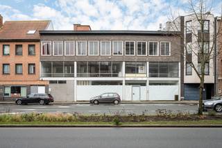 Bent u op zoek naar een veelzijdig vastgoedproject op een absolute toplocatie? Ontdek deze uitzonderlijke eigendom in het centrum van Eeklo. Met...