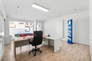 Bent u op zoek naar een vlot bereikbaar handelspand in zeer goede staat? Lees dan zeker verder!<br /><br />Dit mooi handelspand bevindt zich op een vlot bereikbare locatie in Lokeren en werd gerenoveerd waardoor er geen renovatieplicht is (EPC: C). Verder is het gebouw asbestveilig.<br /><br />Troeven:<br />- Nieuwe ramen<br />- Centrale verwarming op aardgas<br />- Vernieuwde daken en koepels<br />- Mooie open ruimtes met veel lichtinval<br />- Boven een polyvalente ruimte die nog kan opgefrist worden<br />- Grote zolder met vaste trap<br />- Ingemaakte kasten<br />- Badkamer<br /><br />Indeling:<br />- GLV: Hier bevinden zich in totaal 2 afgesloten burelen/meeting rooms (19m² en 15m²) met helemaal achteraan de berging (4m²) en badkamer (9m²), voorzien van lavabo, toilet en ligbad. Vooraan bevindt zich een open en vrij in te vullen ruimte (28m²) met ingemaakte kasten rond de sas van de traphal.<br /><br />- 1steV: Hier bevindt zich een open ruimte (46) m² met gedeeltelijke scheidingswand, keuken en trap naar de zolder.<br /><br />- 2deV: Zolder (25m²)<br /><br />Benieuwd naar wat dit handelspand te bieden heeft? Aarzel dan niet om contact op te nemen en dan geven wij u zo snel mogelijk een bezoek voorzien van alle info!