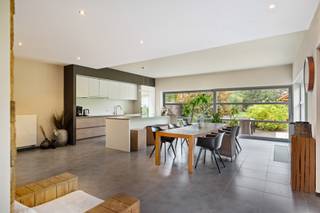 <p><strong>Goed gelegen half open woning met terras en tuin in het centrum van Sint Job in ’t Goor.</strong> Openbaar vervoer, scholen en winkels op wandelafstand. De op- en afrit van de snelweg E19 op 2km. Ook bos en groen met de Brechtse Heide of het wandel- en fietspad langsheen het kanaal op enkele minuten afstand.</p>
<p>Het perceel heeft een straatbreedte van 10,42m en oppervlakte van 616m². De woning heeft <strong>270m² woonruimte</strong> met volgende indeling:</p>
<p><u>GELIJKVLOERS</u>: inkomhal met inbouw vestiairekast, apart gastentoilet, wasplaats (9m²) met aansluiting wasmachine en CV installatie, <strong>zeer ruime leefruimte (81m²)</strong> verdeeld in een zithoek (28m²) aan de voorzijn en een eetkamer met ingerichte open keuken (51m²) aan de achterzijde. De keuken is voorzien van een kastenwand en eiland, werkblad in composiet en inbouw toestellen.</p>
<p><u>VERDIEPING 1</u>: nachthal, slaapkamer 1 (19m²), slaapkamer 2 (18m²), slaapkamer 3 (17m²), badkamer met ligbad, meubel met dubbele lavabo, sierradiator en toilet. Aparte douchekamer met lavabomeubel en ruime douche.</p>
<p><u>VERDIEPING 2</u>: nachthal, apart toilet, slaapkamer 4 (16m²) en slaapkamer 5 (14,5m²).</p>
<p>Aansluitend op de keuken en leefruimte het terras en de tuin. In de omheinde tuin een houten tuinberging met overdekte loungehoek. Deze houten tuinberging kan ook als garage ingericht worden. De oprit biedt plaats voor meerdere wagens zowel voor als achter de ALU tuinpoort.</p>
<p><u>EXTRA INFO:</u> Deze energievriendelijke woning heeft een ENERGIESCORE B – 126 kWh/m²/jaar, <strong>biedt een gevoel van ruimte en licht door de open indeling en grote raampartijen voorzien van HR glas</strong>, CV installatie met aparte boiler voor warm water, trapverlichting, inbouw kastenwand in de inkomhal, buitenkraan aangesloten op de regenwaterput, …..</p>
<p>Ben je op zoek naar een centraal gelegen woning met licht en ruimte op wandelafstand van het centrum? Neem dan zeker contact voor een vrijblijvend bezoek 03/636.47.47 of lieven@coga.be</p>
<p></p>