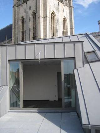 Prachtig, zeer licht en luxueus afgewerkt duplex appartement op de 3de en 4de verdieping van een nog recent gebouw, gelegen in het kloppend hart...