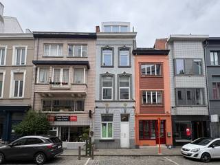 Vraag uw bezoek aan via immodavinci.be <br /><br />Ligging:<br /><br />Dit appartement is uitstekend gelegen in de Hoogstraat in Gent, vlakbij De Poel en op wandelafstand van het historische centrum. Dankzij deze toplocatie geniet u van tal van winkels, horeca, openbaar vervoer en alle voorzieningen binnen handbereik. Een ideale plek voor wie centraal wil wonen in een levendige stadsomgeving.<br /><br />Indeling:<br /><br />Het appartement werd recent gerenoveerd en biedt een aangename en praktische indeling. De leefruimte geniet van veel natuurlijk licht en sluit aan op de keuken. Verder beschikt het appartement over een aparte slaapkamer en een badkamer.<br /><br />Extra comfort wordt voorzien dankzij de reeds aanwezige gordijnen en klerenkast, waardoor u meteen zorgeloos kan intrekken.<br /><br />Troeven<br /><br />Gerenoveerd appartement<br />Topligging in centrum Gent<br />Wandelafstand van historisch centrum en De Poel<br />1 aparte slaapkamer<br />Gordijnen en klerenkast reeds aanwezig<br />Geen gemeenschappelijke kosten<br />EPC C<br />Direct beschikbaar<br />Langetermijncontract (9 jaar)<br /><br />Een gezellig en instapklaar appartement op een absolute toplocatie in Gent — ideaal voor wie comfortabel en centraal wil wonen.
