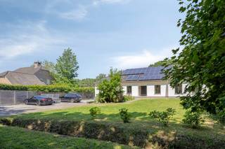 Op één van de meest gegeerde en rustige locaties van Bonheiden bevindt zich deze karaktervolle vrijstaande laagbouwvilla op een prachtig zuidwest georiënteerd perceel van maar liefst 3.785 m².<br /><br />Deze unieke eigendom combineert ruimte, privacy, natuur en een uitstekende bereikbaarheid. Achteraan het perceel is beschermd bosgebied waardoor rust en privacy blijvend gegarandeerd zijn. Dankzij de zuidwestoriëntatie geniet u bovendien de volledige dag van zon op het ruime terras en in de tuin.<br /><br />Met een bewoonbare oppervlakte van circa 309 m² biedt deze woning tal van mogelijkheden voor gezinnen, thuiswerkers, zelfstandigen of kandidaat-kopers die op zoek zijn naar een woning die kan meegroeien met hun toekomstplannen.<br /><br />Binnenin geniet u van ruime leefruimtes, veel natuurlijke lichtinval, recent vernieuwde badkamers en een gunstige EPC B-score. De volledig geïsoleerde zolder biedt bovendien mogelijkheden voor extra slaapkamers, een kangoeroewoning, praktijkruimte of aparte leefunit.<br /><br />De R6 ligt op slechts 3 minuten rijden, terwijl Mechelen, Antwerpen, Brussel en Brussels Airport vlot bereikbaar zijn. Met parkeergelegenheid voor meerdere voertuigen, een ruime garage en een uitzonderlijk perceel vormt deze eigendom een zeldzame opportuniteit in het hart van Bonheiden.<br /><br />Een woning die u niet alleen bezoekt, maar beleeft.<br /><br />Afspraak via de eigenaar Valentino:<br /> +32456710695<br /><br />De algemene voorwaarden van Dewaele DIY kunt u steeds raadplegen via dewaele.com.<br /><br />Bestuursmaatregelen in het maatregelenregister: nee