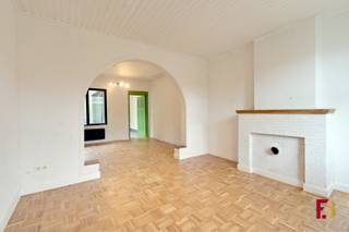 Droom je van een woning die nét dat tikkeltje anders is? Dan zal deze verborgen parel in Balegem je ongetwijfeld verrassen. Gelegen op een prachtig perceel van 1.390 m² en verscholen in de tweede bouwlijn, geniet je hier van een unieke combinatie van rust, privacy en ruimte.<br /><br />De woning ademt karakter en biedt tal van mogelijkheden voor wie graag out of the box denkt. De lichtrijke leefruimte, de verrassende indeling en de mogelijkheid om de keuken volledig naar eigen smaak vorm te geven, maken van dit huis een plek waar je echt jouw eigen verhaal kunt schrijven.<br /><br />Ook buiten kom je volledig tot rust. Het ruime perceel vormt een groen decor waar je elke dag kunt genieten van de stilte en het uitzicht.<br /><br />Daarbovenop woon je in het geliefde Balegem, waar het landelijke karakter perfect samengaat met een vlotte bereikbaarheid. Winkels, scholen en openbaar vervoer bevinden zich vlakbij, terwijl de groene omgeving uitnodigt tot wandelen, fietsen en ontspannen.<br /><br />Een woning voor wie niet op zoek is naar dertien in een dozijn, maar naar een thuis met karakter, mogelijkheden en een unieke uitstraling.