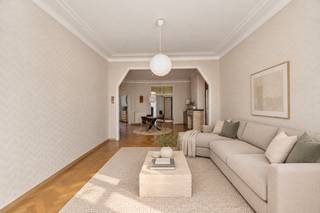 Bekijk alvast het gunstige EPC (B), conforme elektrische keuring, asbestinventaris, de videotour én het grondplan via de Wellimmo-site (documenten).<br /><br />Dit appartement bevindt zich in de befaamde Meirbuilding van architect Jos Baeyens, pal op het kruispunt van de Meir en de Huidevettersstraat, met zicht op de iconische Boerentoren, dé landmark van Antwerpen.<br /><br />Het appartement ademt de originele art-deco stijl en werd met zorg bewaard in zijn authentieke staat. De ruime leefruimte met prachtige natuurstenen schouw en originele visgraatparket zorgt voor een kararaktervol geheel. Dankzij de raampartijen met schitterend zicht en de royale plafondhoogte geniet u hier van veel licht en ruimte.<br /><br />De inkomhal met ingemaakte kasten geeft langs de rechterzijde toegang tot de keuken met aansluitend een inpandig terras van ca. 5 m², ideaal voor een aperitief of ochtendkoffie.<br /><br />Er zijn 2 volwaardige slaapkamers. De hoofdslaapkamer beschikt over een ensuite-badkamer met ligbad, wastafel en toilet. De 2de slaapkamer kan perfect dienstdoen als logeerkamer of bureau. Een 2de badkamer is voorzien van een douche, wastafel en toilet.<br /><br />Het appartement beschikt bovendien over dubbele beglazing en een privatieve kelderberging + fietsenberging.<br />De maandelijkse lasten bedragen 321€ incl verwarming, waterverbruik, syndicus, blokpolis, reservefonds, etc.<br /><br />Een authentiek en stijlvol appartement op toplocatie, voor wie houdt van wonen in het hart van de stad. Winkels, openbaar vervoer en parkeermogelijkheden liggen allemaal op wandelafstand.<br /><br />👉 Meer info of een bezoek: info@wellimmo.net of 03/225 00 68