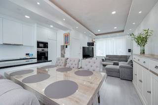 <p><span>Deze </span><span>charmante woning </span><span>te koop is gelegen aan de Oude Steenweg in </span><span>Boechout</span><span>. Dankzij de centrale ligging bevinden winkels, openbaar vervoer, scholen, horeca en andere dagelijkse voorzieningen zich in de nabije omgeving. Ook omliggende gemeenten en belangrijke invalswegen zijn</span><span> vlot bereikbaar.</span></p><p><span> </span></p><p><span>De woning werd reeds gerenoveerd en biedt een aangename combinatie van ruimte, comfort en verdere mogelijkheden naar eigen smaak. Op de verdieping bevinden zich twee slaapkamers en een badkamer. Daarnaast beschikt de woning over een leuk </span><span>dakterras</span><span>, ideaal om in alle rust van de buitenlucht te genieten.</span></p><p><span> </span></p><p><span>Een bijkomende troef is de achterliggende garagebox, die zorgt voor </span><span>extra parkeermogelijkheid en bergruimte</span><span>.</span></p><p><span> </span></p><p><span>Indeling</span></p><p><span> </span></p><p><span>· Inkomhal</span></p><p><span>· Leef- en eetruimte</span></p><p><span>· Keuken</span></p><p><span>· 2 slaapkamers</span></p><p><span>· Badkamer</span></p><p><span>· </span><span>Dakterras</span></p><p><span>· Achterliggende </span><span>garagebox</span></p><p><span> </span></p><p><span>Troeven</span></p><p><span> </span></p><p><span>· </span><span>Elektrische keuring conform</span></p><p><span>· Gerenoveerde woning</span></p><p><span>· Aangenaam dakterras</span></p><p><span>· Achterliggende garagebox</span></p><p><span>· Centrale ligging in Boechout</span></p><p><span>· </span><span>Elektrische keuring conform</span></p><p><span>· Tal van mogelijkheden om verder af te werken naar eigen smaak</span></p><p><span> </span></p><p><span>Afmetingen en oppervlaktes zijn indicatief.</span></p><p><span> </span></p><p><span>Ben jij geïnteresseerd in deze woning in Boechout, ben je op zoek naar ander vastgoed of wens je de waarde van jouw eigendom te kennen? Dan ben je bij BOLT immo aan het juiste adres! Wij helpen jou graag verder.</span></p>