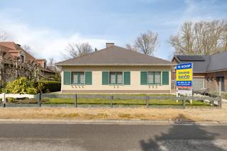 <p><strong>Immo DAVID stelt voor: bungalow van 150 m² met garage en tuin in rustige buurt van Relegem</strong></p>
<p>Deze instapklare bungalow beschikt over een inkomhal van 6 m², een gesloten uitgeruste keuken en een lichtrijke woonkamer van 40 m² met parketvloer en sfeervolle stenen open haard. De woning heeft drie slaapkamers (16 m² en twee van 12 m²), een aparte gastentoilet en een badkamer van 7 m² met dubbele lavabo, tweede toilet en ligbad met douchefunctie.</p>
<p>Een extra troef is de inrichtbare zolder van 25 m², ideaal voor extra bergruimte of een extra slaapkamer/hobbyruimte. Het EPC kan met enkele aanpassingen verbeterd worden tot een D-label.</p>
<p>Buiten geniet u van een oprit, een garage van 50 m² voor 2 wagens en een achterliggende tuin van circa 255 m². Alles bevindt zich op het gelijkvloers, wat optimaal wooncomfort zonder trappen biedt.</p>
<p>De woning ligt in Relegem, een rustige, groene buurt met dorpsgevoel, nabij in- en uitvalswegen, openbaar vervoer en lokale voorzieningen. Fietssnelweg, Laarbeekbos en UZ Jette liggen in de buurt, waardoor sportieve en praktische mobiliteit en medische voorzieningen eenvoudig bereikbaar zijn.</p>