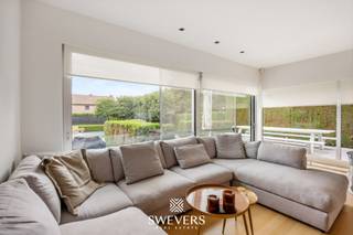 Voor meer info en foto’s, surf naar www.swevers.be – Vrijstaand wonen met 258 m² bewoonbare oppervlakte, een zuidgerichte tuin en volop ruimte voor ontspanning. Deze instapklare open bebouwing aan de Heesstraat 67/A in Bilzen-Hoeselt werd gebouwd in 2002 en doorheen de jaren zorgvuldig vernieuwd. Op het gelijkvloers vindt u een ruime, in 2020 gerenoveerde keuken met eetkamer van 52,36 m², een aparte living van 19,60 m², bureau, berging en toilet. Parket en airconditioning verhogen het wooncomfort. De eerste verdieping telt drie ruime slaapkamers van 21,63 m², 14,78 m² en 14,58 m². De master bedroom werd in 2023 vernieuwd en beschikt over airconditioning en een dressing. Twee slaapkamers zijn uitgerust met maatkasten. Met twee badkamers en drie toiletten is de woning bovendien praktisch ingericht voor een gezin. Extra troeven zijn de inpandige garage van 28,86 m² met elektrische poort, zonnepanelen en een bijzonder ruime kelder van 105,09 m². Verwarming gebeurt op stookolie via radiatoren en vloerverwarming. Buiten wacht een volledig omheind perceel van 7a 70ca met een mooi aangelegde, zuidgerichte tuin. Het zwembad, de jacuzzi en het vernieuwde poolhouse van 20 m² met plafondverwarming en tv-aansluiting zorgen voor extra ontspanning en privacy. Ook de ligging is praktisch, met een bushalte op 100 meter, scholen op 300 meter en kinderopvang op 500 meter. Maastricht en Alden Biesen liggen op circa 8 km. Voor meer informatie, bel 012 699 900. Bron bewoonbare oppervlakte: EPC – verslag.