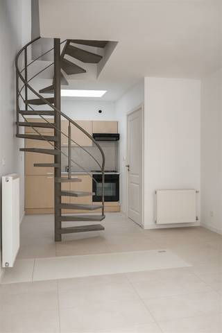 Move-in ready townhouse with 3 bedrooms and outdoor space near downtown!Discover this cozy townhouse with a living area of 76 m², perfectly located within walking distance of the vibrant city center, stores and approach roads.Upon entering you are welcomed into a bright, open living space with an equipped kitchen and a modern spiral staircase to the upper floor. Adjacent is a cozy terrace, ideal for an outdoor coffee moment or practical storage space. On the ground floor you will also find a guest toilet and access to the cellar via a convenient hatch in the living area.On the second floor there is a spacious bedroom of 12.9 m² and a bathroom with toilet, shower, sink unit and connection for the washing machine.The attic offers two additional bedrooms, perfect for a family, office or hobby room.This property is move-in ready, boasts a good EPC score (label B) and a compliant electrical installation an interesting investment opportunity for rental or an ideal starter home!Currently the property is rented out; the current lease should be respected.