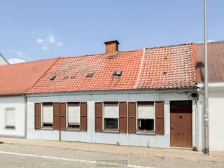 RENOVATIEPROJECT met potentieel aan het ENAMEPLEIN in Oudenaarde biedt u een unieke kans om uw droomwoning te realiseren, mét REEDS...