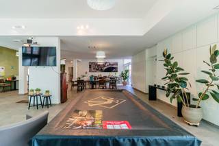 <span>Ligging</span><br /><br /><span>De polyvalente ruimte maakt deel uit van de residentie "Collegehof" en is gelegen in het hart van de historische stad Gent in de nabijheid van winkels, restaurants en openbaar vervoer.</span><br /><br /><span>Indeling</span><br /><br /><span>De gemeubelde en volledig ingerichte polyvalente ruimte met terras aan de inkom van de residentie Collegehof is gelegen op het gelijkvloers.</span><br /><span>Daar aansluitend een technische ruimte + douchecel. Alle lokalen bevinden zich op het gelijkvloers met uitzondering van de assistentiewoningen.</span><br /><br /><span>De huurprijs is 19.000 euro per jaar. Kortom, een perfecte investering!</span><br /><br /><span>Garages apart aan te kopen.</span><br /><br /><span>Voor meer info bel Andreas 0472/61.00.00</span>