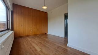 Charmant duplex-appartement met terras in hartje Tienen!<br />Op zoek naar een gezellige woonplek in het bruisende hart van Tienen? Dit charmante duplex-appartement combineert een praktische indeling met een aangename woonomgeving en een centrale ligging! Garage inbegrepen!<br />Indeling: Gelijkvloers: inkomhal.<br />1ste verdieping: gezellige woonkamer, ruime keuken en een aangenaam terras waar je heerlijk kan ontspannen.<br />2de verdieping: badkamer uitgerust met douche, lavabo en toilet, en twee slaapkamers.<br />Dankzij de centrale ligging bevinden winkels, horeca en andere voorzieningen zich op wandelafstand.<br />Huurprijs: 980 euro/maand.<br />Onmiddellijk beschikbaar! Interesse in dit charmante appartement? Neem gerust contact met ons op voor meer informatie of een bezoek!<br />Mail naar info@immogve.be of Bel 016/56.56.14