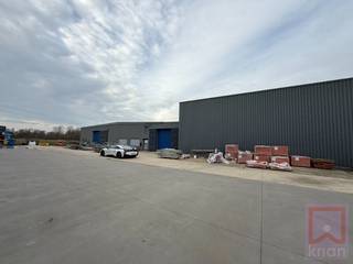 Functioneel magazijn/KMO-gebouw², bestaande uit een 2 magazijnruimtes en een praktische sas en ondersteunende ruimte/bureel.Ideaal voor...