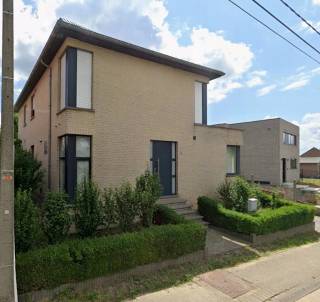 Openhouse zaterdag 19 september van 13.00 u tot 14.30 u.<br />Deze verzorgde open bebouwing in Kortenaken is rustig gelegen en biedt een aangenaam zicht op de tuin, waar u in alle privacy van het groen en het prachtig zicht kunt genieten. De woning beschikt over een lichtrijke keuken en  leefruimte, een functionele indeling en drie volwaardige slaapkamers, ideaal voor een gezin. Bij het binnenkomen vindt u een inkomhal met apart toilet en een afzonderlijke bureauruimte, perfect voor thuiswerk of een praktijk. De bewoonbare oppervlakte van 150 m² op een perceel van 644 m² zorgt voor comfortabel wonen. Verder is er een grote garage/kelder en voldoende parkeergelegenheid. Een instapklare woning op een rustige locatie met alle voorzieningen binnen handbereik.