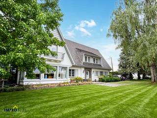 Bent u op zoek naar een vrijstaande villa met ruimte voor een eigen zaak, praktijk of kantoor? Deze eigendom biedt een unieke kans om...