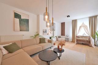 <p><span>Bent u op zoek naar een instapklare woning waar comfort, kwaliteit en energiezuinigheid hand in hand gaan? Dan zal deze prachtig gerenoveerde woning u ongetwijfeld weten te overtuigen. De woning werd de voorbije jaren grondig gerenoveerd met veel oog voor detail en afgewerkt met kwalitatieve en duurzame materialen. Dankzij de doordachte indeling, de hoogwaardige afwerking en de uitstekende energiescore geniet u hier van een zorgeloze woonervaring.</span></p><p><span>Via de inkomhal komt u terecht in de ruime en lichtrijke leefruimte, die naadloos aansluit op de volledig uitgeruste keuken, voorzien van alle nodige toestellen. Op het gelijkvloers bevinden zich daarnaast een praktische wasplaats, een recent volledig vernieuwde en stijlvolle douchekamer met wastafelmeubel, evenals een apart gastentoilet.</span></p><p><span>Een absolute meerwaarde is de extra polyvalente ruimte op het gelijkvloers. Deze doet vandaag dienst als bureauruimte, maar kan perfect ingericht worden als derde slaapkamer, hobbyruimte of speelkamer. Bovendien werd deze ruimte uitgerust met kwalitatieve ingemaakte kasten die zorgen voor een praktische en stijlvolle opbergoplossing.</span></p><p><span>Op de eerste verdieping geeft de nachthal toegang tot twee ruime slaapkamers en een verzorgde badkamer, voorzien van een ligbad, lavabo en toilet.</span></p><p><span>Via een zolderluik bereikt u de praktische bergzolder, ideaal voor het opbergen van allerhande spullen en materialen.</span></p><p><span>Ook buiten is het aangenaam vertoeven. De gezellige zuidgerichte tuin met terras vormt de ideale plek om te genieten van zonnige dagen in alle rust. Vooraan de woning beschikt u bovendien over twee private parkeerplaatsen.</span></p><p><span>Ook op energetisch vlak scoort deze woning bijzonder goed. De woning behaalt een gunstig EPC-label B dankzij de aanwezigheid van dak- en muurisolatie, PVC-ramen met hoogrendementsbeglazing, zonnepanelen in combinatie met een thuisbatterij van 5 kWh en centrale verwarming op aardgas. De kwalitatieve afwerking vormt een mooie rode draad doorheen de woning, waarbij warme parketvloeren harmonieus worden gecombineerd met karaktervolle tegelvloeren. Dit zorgt voor een stijlvolle, tijdloze en verzorgde uitstraling die perfect aansluit bij het hedendaagse wooncomfort.</span></p><p><span>De woning geniet van een gunstige ligging met winkels, scholen, openbaar vervoer en belangrijke invalswegen op korte afstand. Ook het centrum en tal van recreatieve voorzieningen zijn vlot bereikbaar, waardoor u geniet van een uitstekende combinatie van rust en bereikbaarheid.</span></p><p><span><strong>De eerste bezoeken vinden plaats vanaf zaterdag 15 augustus. Wenst u deze woning als eerste te ontdekken? Maak dan eenvoudig zelf uw afspraak via onze website op het tijdstip dat voor u het best past.</strong></span></p><p><span>Kom snel deze woning samen met ons ontdekken. Contacteer Dupont Vastgoed – Jonas Knaepen (BIV 518894) voor meer informatie via 0471 91 88 46.</span></p>