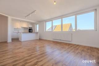 Volledig gerenoveerd appartement met 2 slaapkamers, dressing/slaapkamer en zonnig terras.STARTPRIJS: Elk bod boven deze startprijs, wordt voorgelegd aan de eigenaars, die al dan niet kunnen in gaan op dit aanbod.Op zijn centrale ligging ontdek je dit volledig gerenoveerde appartement (2026) met EPC-label B. Gelegen op de tweede verdieping van een gebouw zonder lift, geniet je hier van bijzonder lage algemene onkosten.De lichtrijke leefruimte sluit naadloos aan op de open, volledig geïnstalleerde keuken met kookeiland. Verder zijn er twee slaapkamers, waarvan één met toegang tot het zonnige terras met prachtig vergezicht richting de Brugse Halletoren. De moderne badkamer beschikt over een inloopdouche en toilet. Daarnaast zijn er een praktische berging en een extra ruime kamer, ideaal als dressing, bureau, hobbyruimte of extra bergruimte.De centrale ligging vormt een extra troef: winkels, scholen, openbaar vervoer en belangrijke verbindingswegen bevinden zich vlakbij. Ook het historische centrum van Brugge is vlot bereikbaar.📞 Contacteer Lorenzo voor een bezoek: 0492 08 08 08 – lorenzo@correctvastgoed.be👉 Online schattingstool: https://www.correctvastgoed.be/schatting