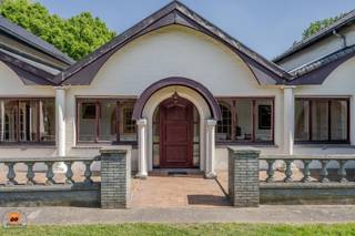 Welkom in “Villa ’t Bloemenhof” , een karaktervolle interbellumwoning.Gelegen op een rustige, centrale locatie vlakbij het centrum van Sleidinge,...