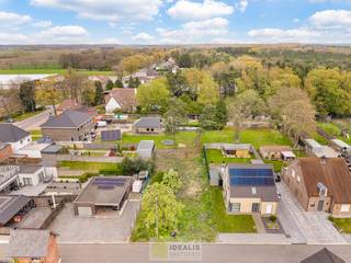 <strong>KNAPPE BOUWKAVEL VOOR OPEN BEBOUWING VAN 5A 42CA OP EEN GROENE RUSTIGE LOCATIE IN LOMMEL KOLONIE! Deze bouwkavel met een oppervlakte van 5a 42ca biedt de mogelijkheid voor het bouwen van een prachtige eengezinswoning op een heerlijke plek in een residentiële wijk. Zo zijn basisschool, supermarkt, bakker, apotheek, horeca op fietsafstand bereikbaar. Daarnaast is de bouwkavel gelegen op een steenworp van de grens met Nederland!</strong><br /><br /><strong>LIGGING: </strong><br />Vanuit deze locatie is men op enkele stappen verwijderd van zowel de Nederlandse grens als sportfaciliteiten, openbaar vervoer, horeca,… en vooral ook een heel groene omgeving. Een gunstige ligging gecombineerd met een vlotte verbinding ten opzichte van omliggende gemeenten.<br /><br /><strong>EXTRA TROEVEN:</strong><br />- Fijne locatie, centraal t.o.v. omliggende gemeenten<br />- Op een steenworp van de grens met NL<br />- Open bebouwing<br />- Residentieel gelegen in een rustige wijk<br /><br /><strong>Stedenbouwkundige Inlichtingen:</strong><br />Bouwvergunning - Woongebied - Geen dagvaarding - Geen voorkooprecht – Verkavelingsvergunning<br /><br /><strong>O-peil:</strong> niet overstromingsgevoelig gebied<br />P-score: A<br />G-score: ONBEKEND<br /><br /><strong>Benieuwd naar deze bouwgrond? Ons IDEALIS Team geeft U met plezier en steeds vrijblijvend de nodige informatie via e-mail, ter plaatse of op ons kantoor te Pelt.<br />Wenst U advies omtrent uw eigen woning? Graag plannen wij vrijblijvend met U een afspraak in om onze expertise met U te delen, steeds tot Uw dienst!!<br />Neem contact op met IDEALIS VASTGOED op 011/515 565 of mail naar info@idealisvastgoed.be!</strong><br /><br />