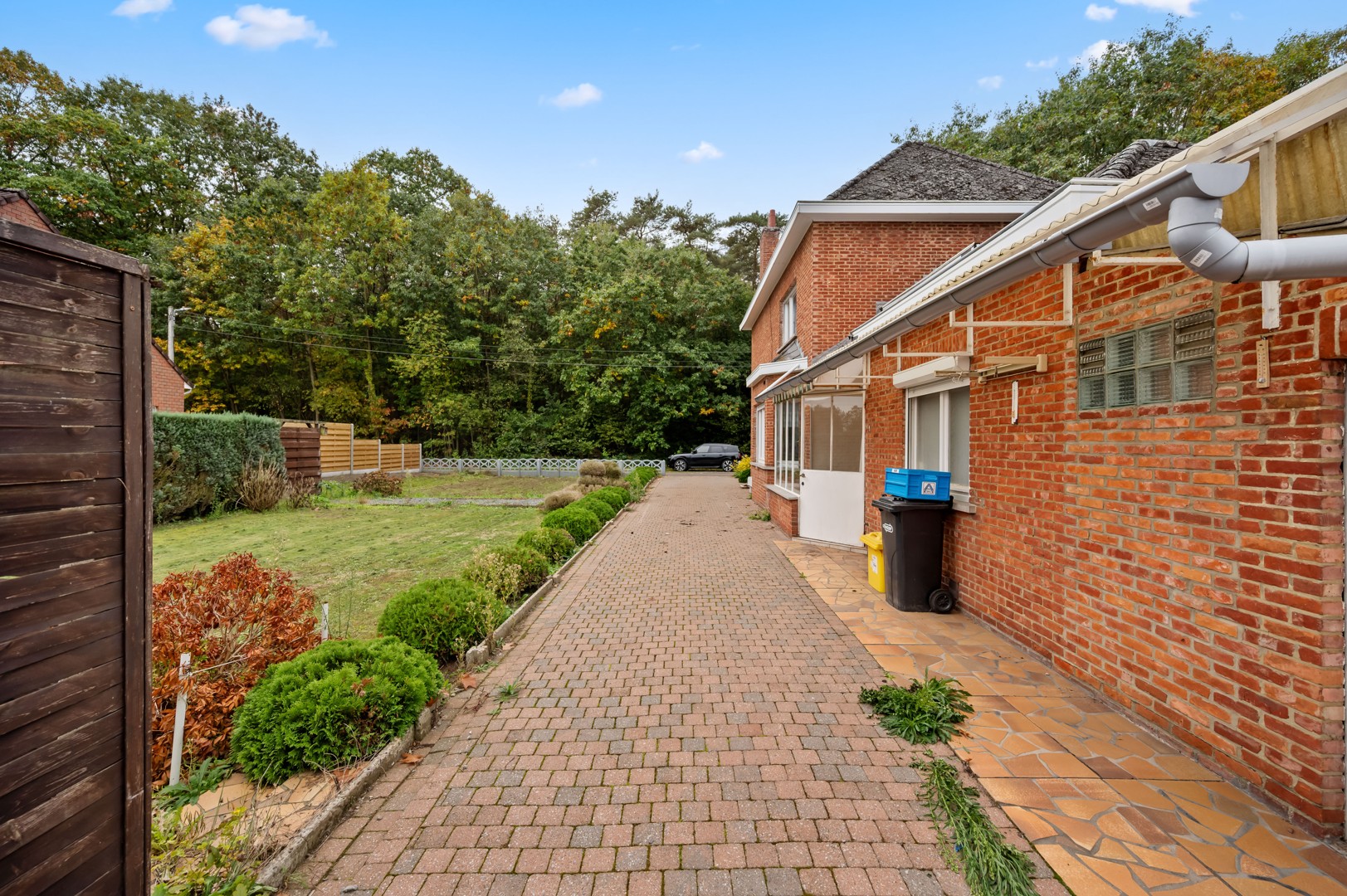 Renovatiewoning met grote tuin gelegen n een doodlopende straat over een bos - foto 3