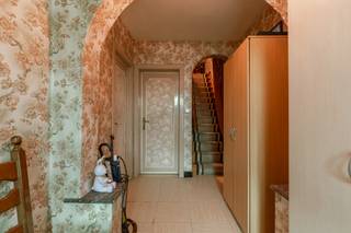 Voor meer info contacteer Eva via 0475 69 38 22 of via eva@vicusvastgoed.be<br /><br />STARTPRIJS: €150.000<br /><br />In de rustige en aangename Smissestraat in Wijnendale bevindt zich deze te renoveren woning boordevol potentieel, ideaal voor wie op zoek is naar een project om volledig naar eigen smaak in te richten. De woning is gelegen in een rustige, residentiële buurt met vlotte verbindingen naar Torhout en Brugge, en met winkels, scholen en openbaar vervoer in de nabije omgeving. Dankzij de praktische indeling en de ruime zolder biedt deze woning tal van mogelijkheden voor gezinnen of investeerders. <br /><br />Op het gelijkvloers beschikt de woning over een tweeledige woonkamer die zorgt voor een aangename leefruimte met verschillende inrichtingsmogelijkheden. Aansluitend bevindt zich de keuken en een extra berging, wat bijdraagt aan het dagelijks comfort en de praktische organisatie van de woning.<br /><br />De eerste verdieping telt drie volwaardige slaapkamers, ideaal voor een gezin of als extra werk- en hobbyruimtes.<br /><br />Een absolute troef is de ruime zolder, die kan worden ingericht als extra slaapkamer, bureau of polyvalente ruimte, waardoor de woonoppervlakte aanzienlijk kan worden uitgebreid.<br /><br />Deze woning biedt een unieke kans om een comfortabele en eigentijdse thuis te creëren op een aantrekkelijke locatie in Wijnendale.