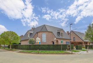 Dans un quartier résidentiel particulièrement calme de Dilbeek, à deux pas de Bruxelles, se trouve cette villa parfaitement entretenue, construite...