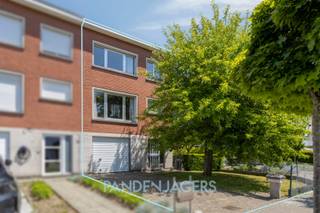 In een rustige en kindvriendelijke woonwijk te Kontich-Kazerne bevindt zich deze te moderniseren halfopen bebouwing met een ruime, groene tuin die de woning omringt.<br /><br />Op het gelijkvloers beschikt de woning over een inkomhal, een ruime garage met elektrische poort, een wasplaats en een veranda met mooi zicht op de tuin. Op de eerste verdieping bevinden zich de leefruimte en de keuken, die u volledig naar eigen smaak kan moderniseren. Verder is er ook een gastentoilet op de eerste verdieping. Op de tweede verdieping zijn er naast de badkamer nog twee ruime slaapkamers en een babykamer of kleine bureauruimte. <br /><br />Deze woning is klaar om omgevormd te worden tot een comfortabele gezinswoning op een toplocatie in Kontich-Kazerne. Bovendien beschikt de woning over een gunstig EPC C-label, waardoor er geen renovatieverplichting van toepassing is.<br /><br />Pandenjagers is een innovatief vastgoedkantoor en kiest bewust voor een unieke en transparante aanpak. Bij ons bestaat de totale aankoopprijs altijd uit twee duidelijke onderdelen: de vraagprijs die bovenaan in de advertentie vermeld staat, plus onze vaste commissie van 10.000 euro incl. BTW. Dankzij deze open prijsstructuur krijgt u als koper vanaf het eerste moment een eerlijke inkijk hoe de totale prijs van het pand tot stand is gekomen.<br /><br />Interesse? Contacteer ons via 0465/082.669 of info@pandenjagers.be.
