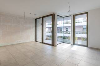 <span><span><strong>Geniet van 6% btw, ook interessant voor investeerders! Informeer naar de voorwaarden.</strong><br /><br />De Bonnefant, Wonen in het midden van de stad en toch omgeven door groen. Een iconisch gebouw op een centrale en culturele locatie waar er ruimte is voor luxe, een onvergetelijke woonervaring of zorgeloos wonen in een assistentiewoning. <br /><br />Tussen de gebouwen van De Bonnefant is een <strong>groene doorsteek</strong> gecreëerd die de Demerstraat rechtstreeks verbindt met het begijnhof. Gezellig vertoeven in één van de twee gemeenschappelijke binnentuinen of liever een barbecue met de buren? Bovendien hebben de terrassen geïntegreerde plantenbakken die zijn uitgerust met een automatisch beregeningssysteem. Een extra groene beleving is verzekerd.<br /><br />Het bestaande RTT-gebouw is volledig gerenoveerd met het behoud van de Hasseltse authenticiteit en verder uitgebreid met energiezuinige nieuwbouw. Parkeren in het centrum is geen evidentie maar toekomstige bewoners van De Bonnefant kunnen parkeren in de ruime ondergrondse parkeerplaats. Je kan ook je fiets kwijt in de fietsenstalling. <br /><br /></span></span>
<p><strong>ASSISTENTIEWONINGEN<br /></strong>Centraal gelegen of rust en persoonlijk comfort? In deze assistentiewoningen hoef je niet te kiezen. 1 of 2 slaapkamers, compact maar alle moderne comfort. Wonen zonder zorgen! Geniet van een uitgebreid pakket aan services en diensten van <strong>erkende zorgpartner</strong> <strong>Begralim</strong>. Zo staat er dag en nacht een <strong>hulpverlener</strong> klaar via een oproepsysteem en kan je een keer per week terecht bij de <strong>woningassistent</strong> voor al je zorgen. Je krijgt bovendien voorrang om te verhuizen naar het Hasseltse woon-en zorgcentrum Sint-Elisabeth. En dit alles voor een<strong> lage vaste dagprijs</strong><strong> van 3€</strong>.</p>
<p><strong>Investeren zonder zorgen</strong></p>
<p>Als investeerder hoef je je geen zorgen te maken over de uitbating van de assistentiewoningen. Die gebeurt door Begralim, een gekende naam in Hasselt. Indien gewenst, neemt Begralim de verhuring voor haar rekening. Later zelf nood aan een assistentiewoning? Dan ben jij natuurlijk verzekerd van een comfortabele assistentiewoning in De Bonnefant.</p>
<p>GENIET NU VAN <strong>6% btw</strong> (onder voorwaarden)</p>
<p>Enkele voordelen op een rijtje:<br />-slechts 12% btw op constructiewaarde (of *6% indien u als koper in aanmerking komt)<br />-vrijgesteld van onroerende voorheffing<br />-onmiddellijk bewoonbaar<br />-verhuur en dienstverlening via Begralim (https://begralim.be/)<br /><br /></p>
<span><strong>ASSISTENTIEWONING A2 AS 02</strong> - verdiep 2<br />- bewoonbare oppervlakte: 63,70 m²<br />- oppervlakte terras: 12,85 m²<br />- leefruimte met open keuken<br />- terras met zicht op de gezellige verkeersvrije Bonnefantensteeg<br />- slaapkamer met ensuite-badkamer<br />- berging<br /><br />Vermelde prijs is exclusief ondergrondse parkeerplaats en exclusief registratie, btw en notariskosten.<br /><br />Alle assistentiewoningen werden intussen volledig afgewerkt en zijn <strong>onmiddellijk bewoonbaar.<br /><br /></strong>Wij ontzorgen je ook voor <strong>de verkoop</strong> van je <strong>huidige woning</strong>! Voor meer uitleg helpen we je graag verder.</span>