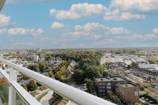 <p>Op de 15de verdieping van een verzorgde residentie, kan je dit lichtrijke appartement terugvinden. Het appartement is verzorgd en geeft een mooi uitzicht over Antwerpen en omgeving. Dankzij de centrale ligging, zijn zowel Wilrijk centrum (Bist) als het centrum van Antwerpen vlot bereikbaar.</p><p><br /></p><p>Het appartement bestaat uit een inkomhal met vestiairekast, een woonkamer met aansluitend een verzorgde keuken, een apart toilet, een badkamer met douche en aansluitingen voor wasmachine en droogkast, twee slaapkamers en een mooi terras.</p><p><br /></p><p>Troeven: inclusief een privatieve ondergrondse kelderberging - snelle beschikbaarheid - conforme elektriciteit - zeer gunstig EPC A.</p>