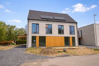 Uitzonderlijk ruime nieuwbouwwoningen (BEN = Bijna Energie Neutraal), gelegen op een rustige locatie aan de Bruggestraat te Zandhoven. Dit kleinschalig project omvat 6 halfopen bebouwingen en 1 open bebouwing, telkens met 3 of 4 volwaardige slaapkamers, ruime tuin en parking. Elke woning beschikt over een inkomhal met ruimte voor vestiaire en afzonderlijk toilet met handenwasser; zitruimte; volledig ingerichte leefkeuken met eetplaats en handige bijkeuken.  Directe toegang via het schuifraam tot tuin. Op de verdieping zijn er telkens 3 of 4 volwaardige slaapkamers; apart toilet; bureauruimte; en riante badkamer. Voorts beschikken de woningen over een garage of carport. Hedendaagse architectuur en zeer energiezuinige woning voorzien van alle modern comfort met o.a. vloerverwarming door middel van warmtepomp, zonnepanelen, regenwaterrecuperatie, maximum E-peil 30,... Verkoop onder BTW-stelsel (registratierechten op het grondaandeel). Werken in een eindfase en beschikbaar bij akte. Kijk op www.immopatio.be voor meer informatie of bezoek onze modelwoning!