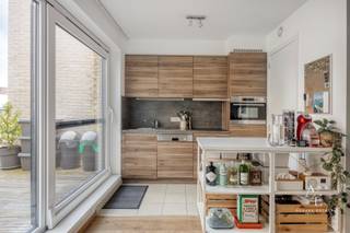 Dit recente appartement met uitzonderlijk groot terras wordt exclusief te koop aangeboden door Access Estate.<br />BEZOEKDAG OP ZATERDAG 1 AUGUSTUS 2026 - OP AFSPRAAK!<br />Maak uw afspraak via +32 472 60 91 51 (telefoon, sms of Whatsapp).<br /><br />Op een uitstekende ligging langs de Zwijnaardsesteenweg in Gent, met winkels, openbaar vervoer, onderwijs en andere voorzieningen op wandelafstand, bevindt zich dit instapklare tweeslaapkamerappartement op de eerste verdieping van een recente residentie uit 2012. Dankzij de strategische ligging en de kwalitatieve afwerking is dit appartement de ideale keuze voor starters, investeerders of ouders van studerende kinderen.<br /><br />De absolute blikvanger is het uitzonderlijk ruime, zuidoost georiënteerde terras van ca. 26 m². Hier geniet u in alle rust en privacy van een aangenaam open uitzicht. De centrale ligging biedt het beste van twee werelden: de bruisende binnenstad bevindt zich vlakbij, terwijl de vlotte verbinding met de R40 en het openbaar vervoer een uitstekende bereikbaarheid garandeert. Bovendien zijn een privatieve ondergrondse staanplaats en twee privatieve fietshaken inbegrepen in de vraagprijs.<br /><br />Het appartement beschikt over een inkomhal, een badkamer uitgerust met een dubbele lavabo, douche en toilet, gevolgd door twee volwaardige slaapkamers. De lichtrijke leefruimte met volledig geïnstalleerde open keuken en aansluitende berging vormt het hart van het appartement. Via het grote schuifraam heeft u rechtstreeks toegang tot het ruime zonneterras, dat een aangename uitbreiding vormt van de leefruimte.<br /><br />Troeven:<br />- recente residentie (2012) met gunstige energiescore;<br />- uitzonderlijk groot zonneterras van ca. 26m² met optimale privacy; <br />- gegeerde en uitstekende bereikbare locatie;<br />- vrij bij akte;<br />- privatieve ondergrondse staanplaats en twee privatieve fietshaken inbegrepen. <br /><br />Keuringen:<br />- EPC: label A;<br />- elektrische installatie: conform;<br />- asbestattest: niet van toepassing.<br /><br />Bent u op zoek naar een instapklaar tweeslaapkamerappartement met een uitzonderlijk groot terras op een toplocatie in Gent? Dan is dit een unieke opportuniteit voor starters, investeerders of ouders van studerende kinderen. Contacteer Access Estate vandaag nog en reserveer uw afspraak voor de bezoekdag.