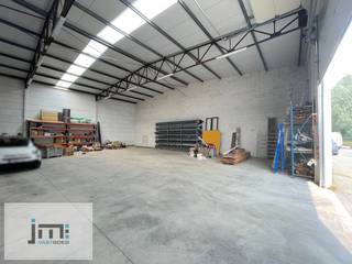 Deze centraal gelegen opslagplaats vinden we terug op het industrieterrein te Wellen.Afmetingen hal: +-350 m2Hoogte: 6 mAfmetingen poort: 4,75 m...