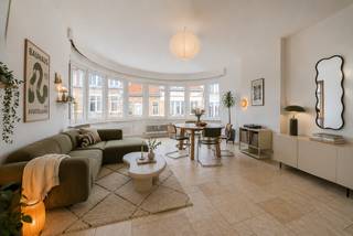 <p>Gelegen op de 2e verdieping van een karaktervol gebouw, biedt dit appartement een oppervlakte van ongeveer 121 m² (volgens EPC) en beschikt het over een zeldzame indeling met drie gevels, wat zorgt voor een constante natuurlijke lichtinval en een echt gevoel van openheid.</p>
<p>De zijgevels genieten van een aangename open ruimte, wat bijdraagt aan de lichtheid en het luchtige karakter van het geheel. De leefruimte van ongeveer 34 m² valt meteen op door haar ruime volumes en de afgeronde raampartij — een echte architecturale troef die de ruimte extra karakter geeft.</p>
<p>De open keuken zorgt voor een vloeiende, gezellige en functionele leefruimte, perfect geïntegreerd met de woonkamer.</p>
<p>Het nachtgedeelte, bereikbaar via een aparte gang, omvat twee comfortabele slaapkamers van ongeveer 18 m² en 12 m², een badkamer en meerdere ingebouwde opbergruimtes, ideaal voor een praktisch en aangenaam dagelijks leven.</p>
<p>Gelegen in een levendige en authentieke wijk van Schaarbeek, op korte afstand van het Helmetplein en zijn kwaliteitsvolle handelszaken.<br />Vlotte bereikbaarheid: tram 55 op ±500 m, buslijnen R26 en R27 op ±100 m.<br />Het Josaphatpark ligt op ongeveer 15 minuten wandelafstand — een echte troef voor ontspanning.</p>
<p>Een lichtrijk, ruim en karaktervol appartement dat liefhebbers van volume en persoonlijkheid zal aanspreken, in het hart van een dynamische stedelijke omgeving.</p>
<p>Zeker een bezoek waard.<br /><br />PEB: F <br />328 <span>kwh/m²/an </span></p>