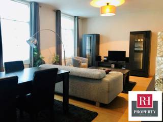 Excelle situation: entre Flagey &amp; Luxembourg, nous vous présentons ce magnifique appartement d'environ 94m² selon PEB, sis au 2ème étage d'un immeuble récent, en intérieur d'ilot où calme &amp; sérénité sont au rendez-vous. Il comprend un large hall d'entrée, un agréable living (parquet ) , une cuisine américaine hyper équipée (lave-vaisselle et machine à laver neufs),  2 chambres dont une avec accès à un petit balcon, une salle de bains &amp; un wc séparé. Une cave. Charges communes forfaitaires: 50€. Chauffage, eau, électricité individuel. Disponibilité: A convenir. Peb: C--27kgCO³/m². Plus de biens sur www.rhproperty.be