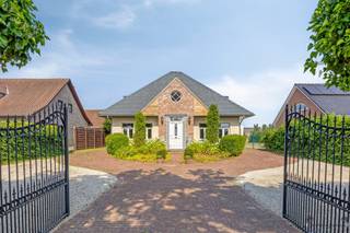 <p><span>Sfeervolle villa met 5 slaapkamers, zwembad, veranda en uniek verhuurpotentieel </span></p><p><span>Op een rustige plek langs de Luikersteenweg in Lommel, op wandelafstand van de bekende Lommelse Sahara en het uitgestrekte groen van de Kempen, ligt deze verzorgde villa met een bewoonbare oppervlakte van maar liefst 287 m².</span></p><p><span>Deze open bebouwing oogt warm en tijdloos, met een verzorgde baksteengevel, een hellend dak met dakkapel en een aangelegde oprit. Binnenin geniet u van ruime, lichtrijke leefruimtes, met 5 slaapkamers en 2 badkamers. Kortom, comfort zonder in te leveren op ruimte.</span></p><p><span>Buiten geniet u het hele jaar door</span></p><ul><li><span>Een lichte veranda die naadloos aansluit op de leefruimte en keuken.</span></li><li><span>Een overdekt terras, perfect om buiten te tafelen ongeacht het weer.</span></li><li><span>Een buitenzwembad voor onvergetelijke zomers.</span></li><li><span>Ruime bijgebouwen, momenteel ingericht met o.a. een infrarood-cabine, ideaal als wellness-, hobby- of extra opslagruimte.</span></li></ul><p><span>Deze villa scoort met EPC-label C (258 kWh/m² per jaar) merkelijk beter dan de gemiddelde open bebouwing (418 kWh/m² per jaar), mede dankzij de reeds aanwezige 71 m² zonnepanelen op het dak. Een woning die vandaag al energiebewust leeft, met ruimte om in de toekomst nog verder te verduurzamen. </span></p><p><span>Lommel combineert de rust van de Kempense natuur met een vlotte verbinding naar Eindhoven, Hasselt en de E313. Ruimte, groen en bereikbaarheid in één adres.</span></p><p><span>Een unieke troef: bewezen verhuurpotentieel</span><span> </span></p><p><span>Op het domein staan bovendien twee karaktervolle accommodaties die eerder succesvol dienst deden als B&B-verblijf. Voor wie een woning zoekt met extra mogelijkheden, of gewoon de ruimte om familie en vrienden comfortabel te ontvangen, is dit een zeldzame troef die weinig andere villa's in de regio kunnen bieden.</span></p><p><span>Interesse of een bezoek inplannen? Neem gerust contact op voor meer informatie of een persoonlijke rondleiding. </span></p>