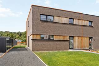 <p><span>Volledige afgewerkte en aangelegde nieuwbouwwoning!</span></p><p><span> </span></p><p><span>Belangrijkste troeven:</span></p><p><span>- Volledig afgewerkt en zelfs al geschilderd</span></p><p><span>- Volledig aangelegd met terras, gazon, oprit en omheining</span></p><p><span>- Verrassend veel ruimte dankzij doordachte indeling</span></p><p><span>- 4 slaapkamers</span></p><p><span>- Energiezuinig dankzij kwalitatieve materialen en de modernste technieken</span></p><p><span>- 5 jaar 50% korting op kadastraal inkomen</span></p><p><span>- Mooi perceel van 557m2</span></p><p><span> </span></p><p><span>Verkoop woning onder BTW en grond onder registratierechten. </span></p><p><span> </span></p><p><span>Bekijk zeker ook onze 3D virtuele rondleiding en onze grondplannen met de afmetingen. Zo krijgt u van thuis uit al een perfect beeld van wat deze woning te bieden heeft!</span></p><p><span> </span></p><p><span>Wenst u meer info of een vrijblijvende bezichtiging, contacteer dan ons kantoor op het nummer 014 39 99 99 en wij helpen u graag verder.</span></p>