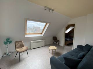 Op een toplocatie nabij het station, winkels, scholen en alle nodige faciliteiten, bieden wij u dit mooi dakappartement met 1 slaapkamer. Een uitstekende kans voor investeerders die op zoek zijn naar een zorgeloze opbrengsteigendom. <br /><br />Indeling:<br /><br />- Lichtrijke leefruimte met open, ingerichte keuken<br />- 1 slaapkamer met veel lichtinval<br />- Badkamer voorzien van bad, lavabo en toilet<br /><br />Troeven:<br /><br />- Asbestveilig<br />- Ruim dakappartement<br />- Uitstekende bereikbaarheid met zowel openbaar vervoer als de wagen<br />- Mogelijkheid tot aankoop van een privatieve garage met sectionale poort voor €30.000<br />- Gelegen in een kleinschalige residentie van slechts 5 appartementen en 4 garages<br /><br />Extra info:<br /><br />Deze eigendom is eveneens volledig te koop en reeds verhuurd, wat garant staat voor een mooi en stabiel rendement. Dankzij de gunstige ligging en beperkte gemeenschappelijke kosten is dit appartement bijzonder aantrekkelijk voor verhuur – zowel op korte als lange termijn!